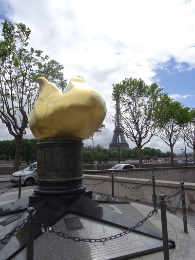Fackel der Freiheitsstatue an der Place de L'Alma oberhalb des Tunnels (im Hintergrund der Eiffelturm)