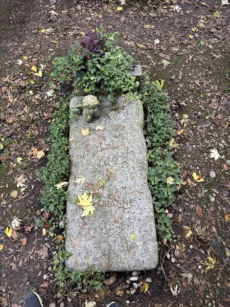 Datei:Grabsiegfriedlowitz.jpg