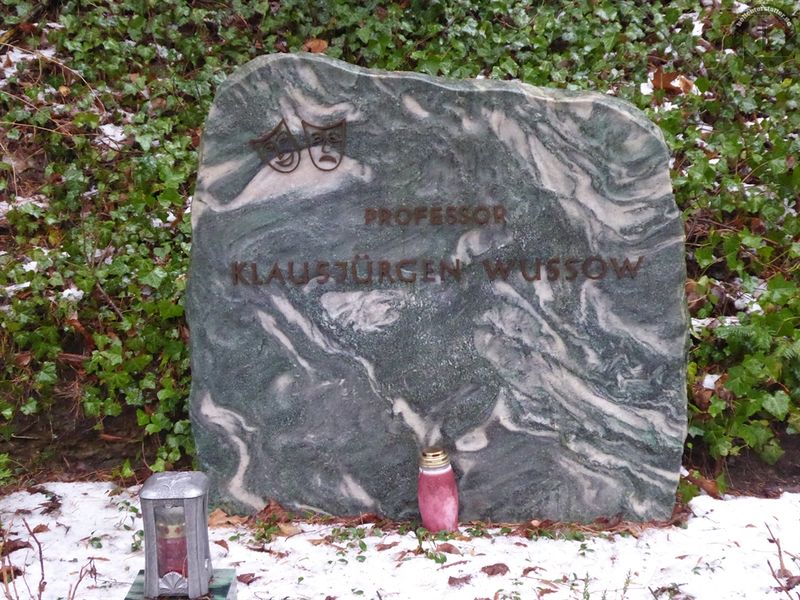 Datei:Grabvonklausjuergenwussow3.jpg