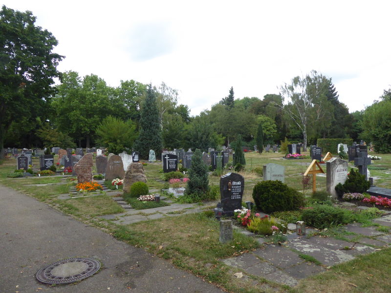 Datei:Hauptfriedhofneureut.jpg