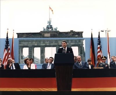 Ronald Reagan während seiner Rede vor dem Brandenburger Tor in Berlin