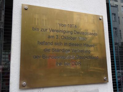 Schild am Haus der ehemaligen Ständigen Vertretung der Bundesrepublik Deutschland bei der DDR