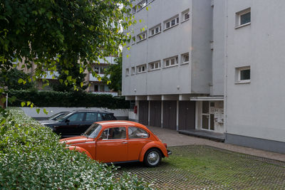 Garageneinfahrt neben dem Apartmenthaus im Hofeckweg 4, 60320 Frankfurt am Main