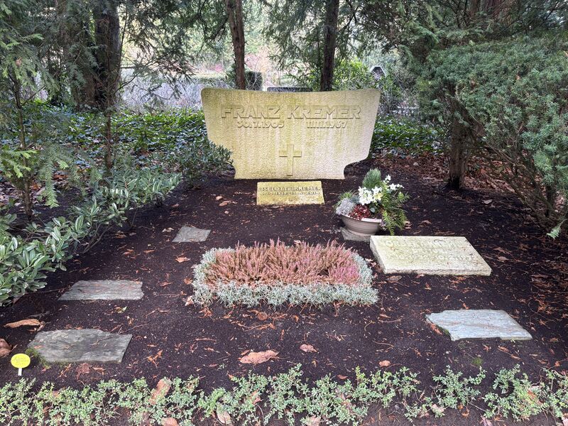 Datei:Grabvonfranzkremer2.jpg