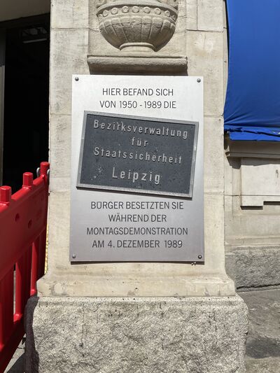 Schild am Sitz der Bezirksverwaltung für Staatssicherheit Leipzig