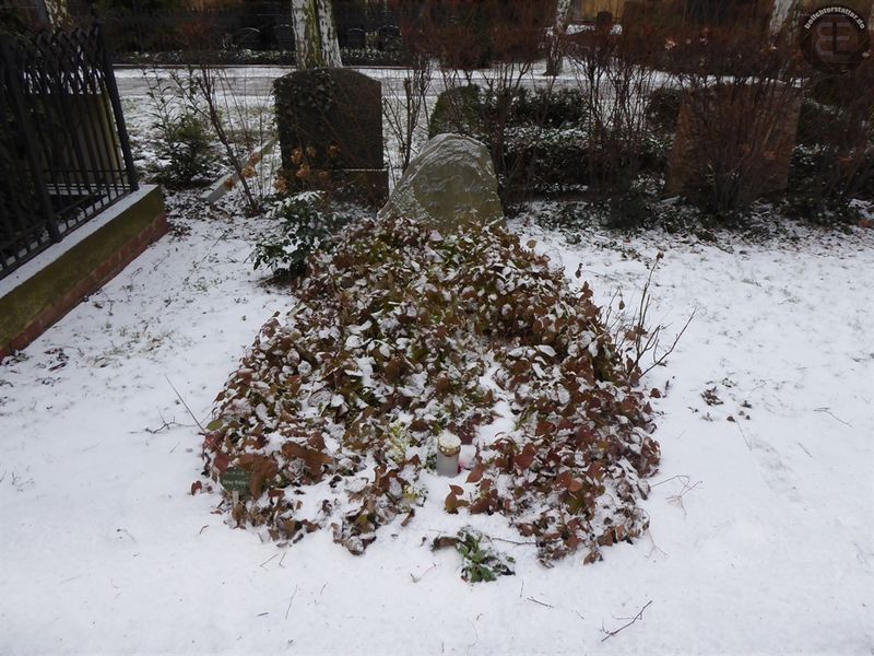 Datei:Grabvonbaerbelbohley2.jpg