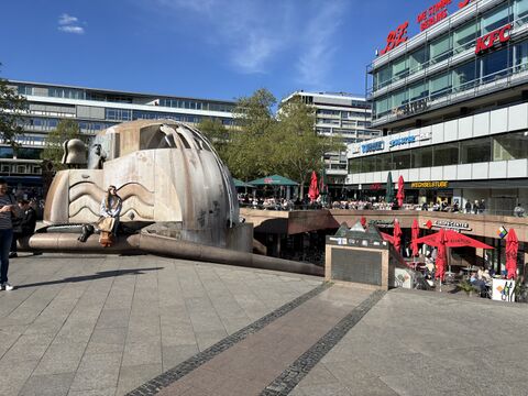Weltkugelbrunnen.jpg